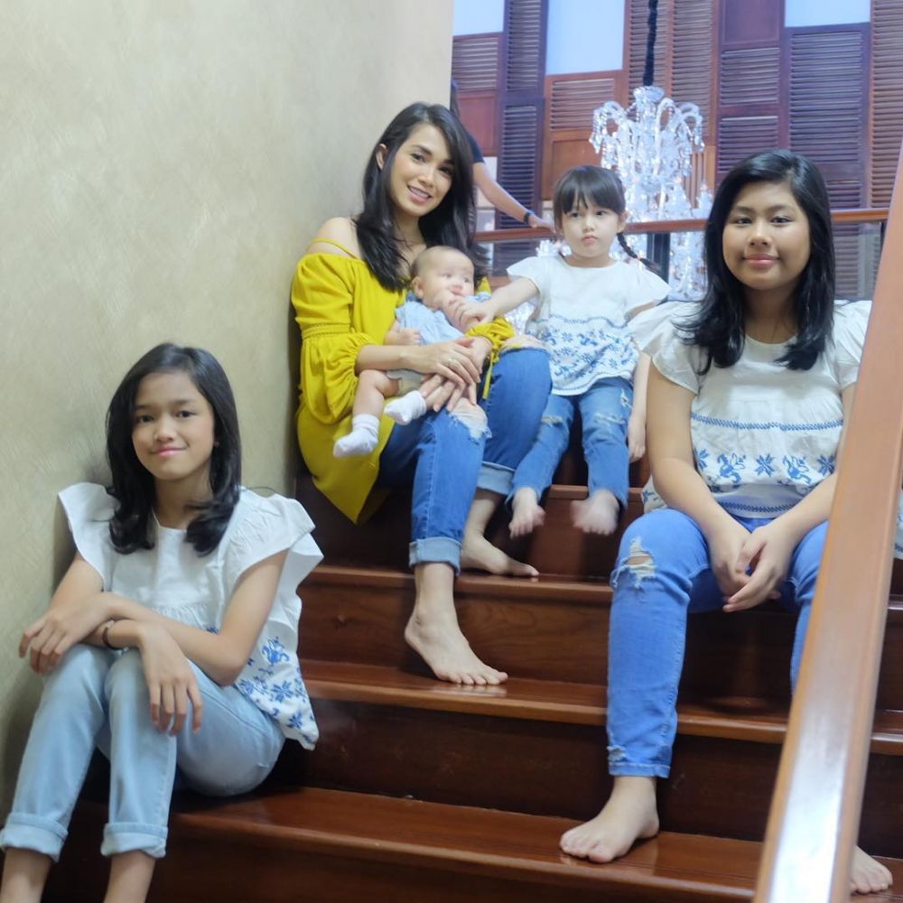 10 Momen kekompakan Ussy Sulistiawati dengan anaknya, tak pilih kasih