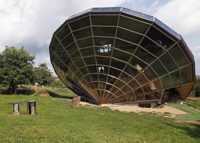 15 Bentuk rumah unik yang bikin nggak percaya kalau beneran ada