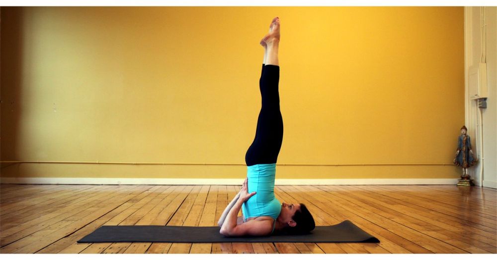 7 Pose yoga ini pantang dilakukan ketika haid, cewek harus tahu