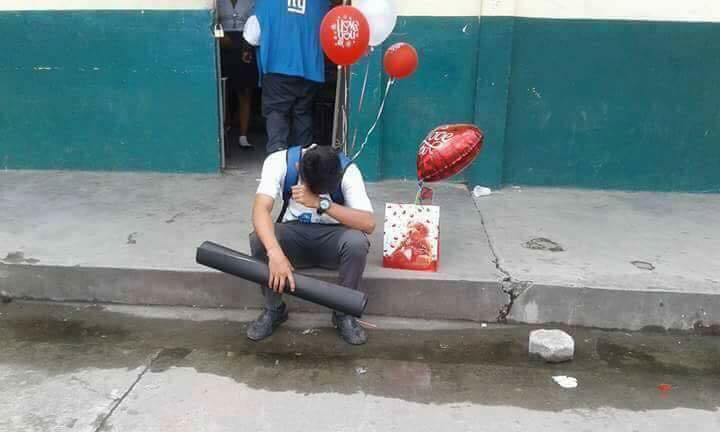 10 Ekspresi sedih pria saat cintanya ditolak pujaan hati, duh