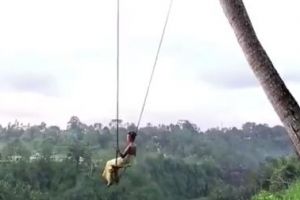 Aksi cewek ayunan di atas jurang ini lebih seram dari kisah hantu