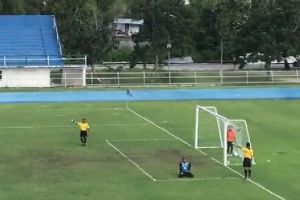 Bola yang mustahil gol tiba-tiba berbalik, reaksi kiper kocak banget