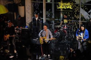 Bikin album live, ini 7 foto kemeriahan konser Efek Rumah Kaca
