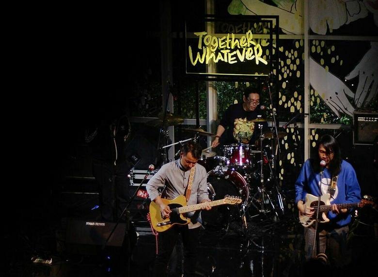 Bikin album live, ini 7 foto kemeriahan konser Efek Rumah Kaca