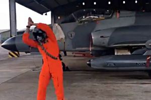 Tepati janjinya di Twitter, pilot tempur TNI AU ini goyang Baby Shark