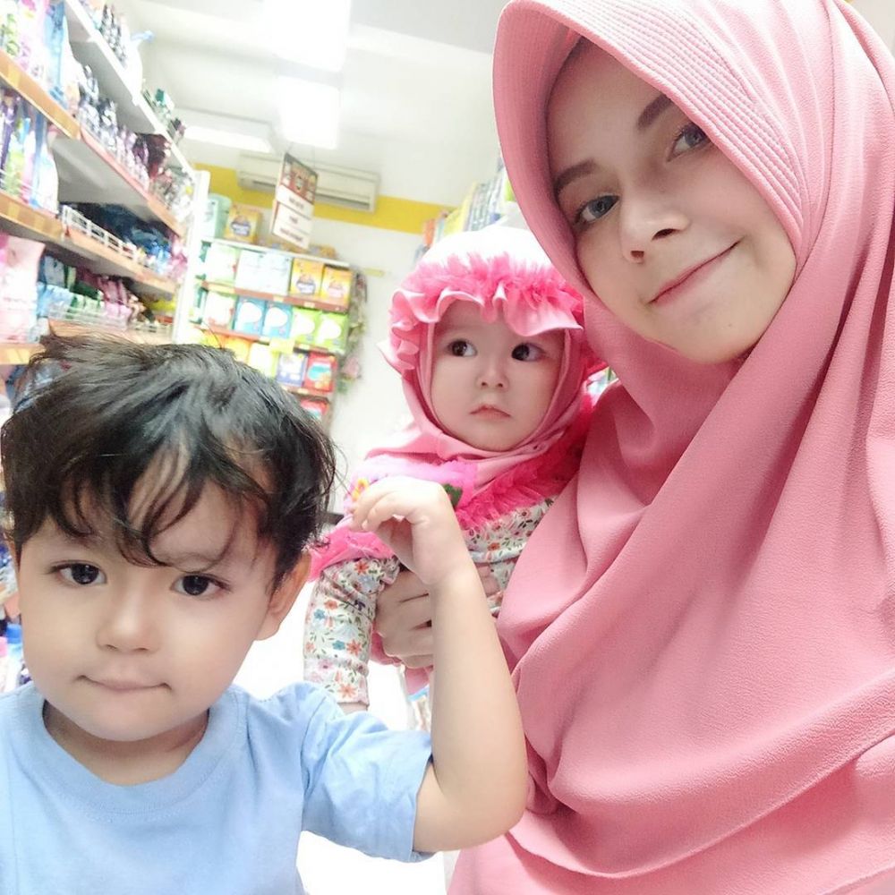 10 Gaya Desy Herlinawati, ibu bayi 1 tahun yang hits dengan hijabnya