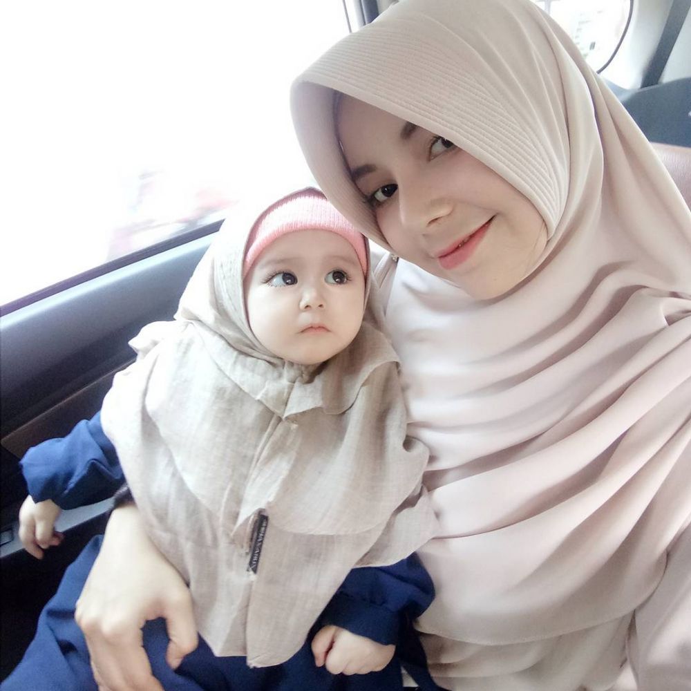 10 Gaya Desy Herlinawati, ibu bayi 1 tahun yang hits dengan hijabnya