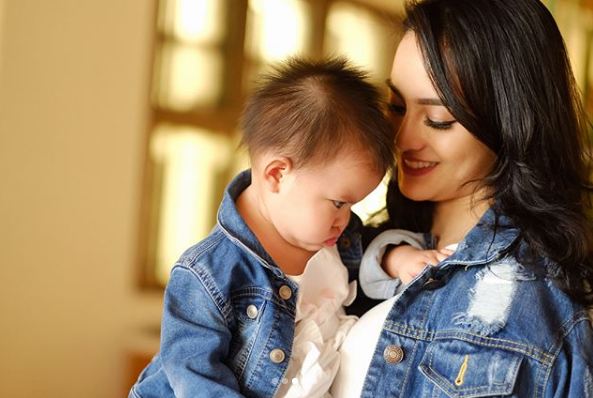 Pilih menjanda selamanya, ini 10 gaya Ririn Ekawati jadi single parent