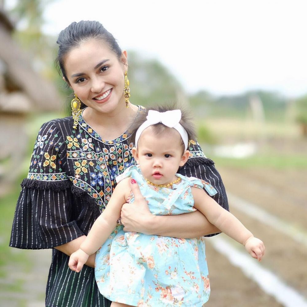 Pilih menjanda selamanya, ini 10 gaya Ririn Ekawati jadi single parent