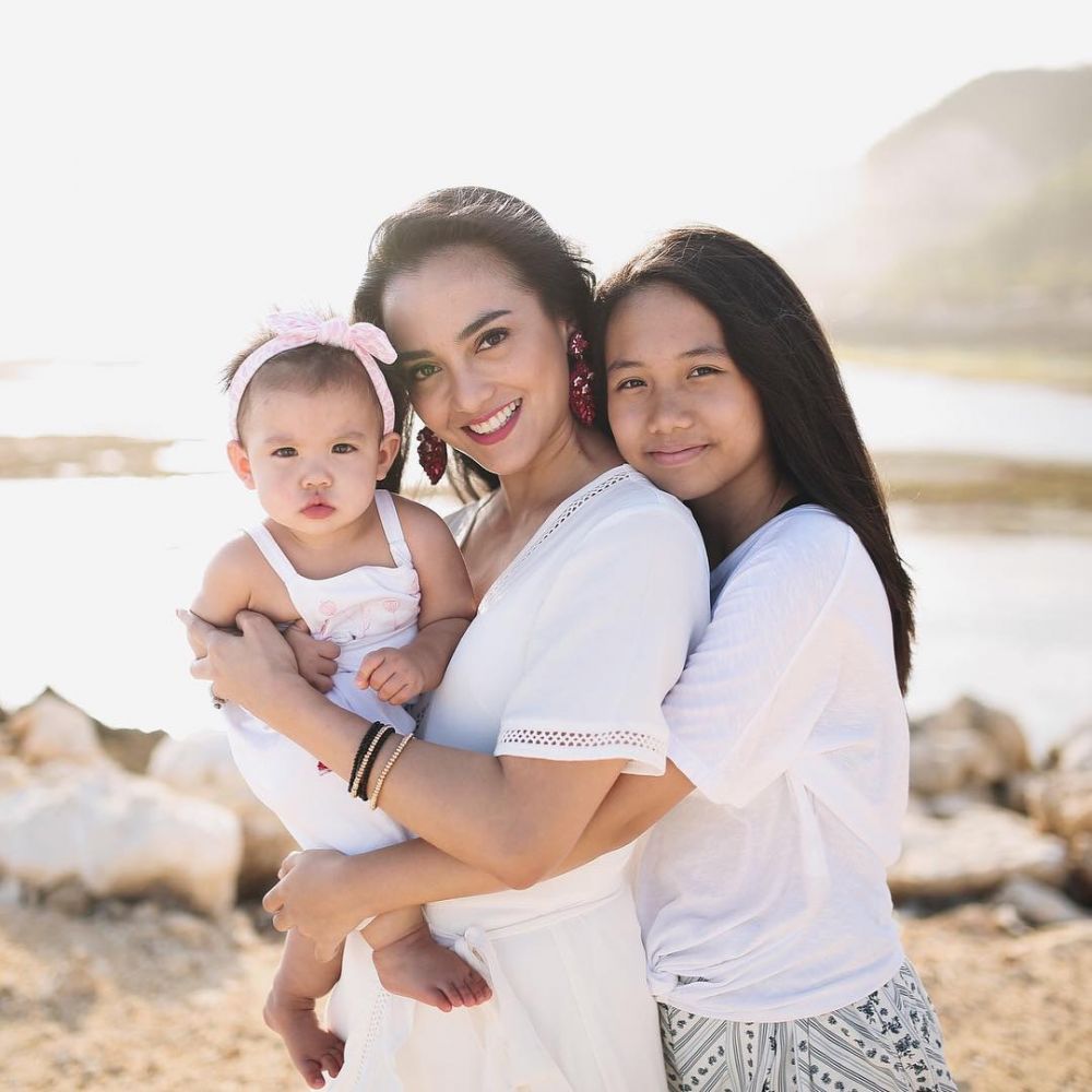 Pilih menjanda selamanya, ini 10 gaya Ririn Ekawati jadi single parent