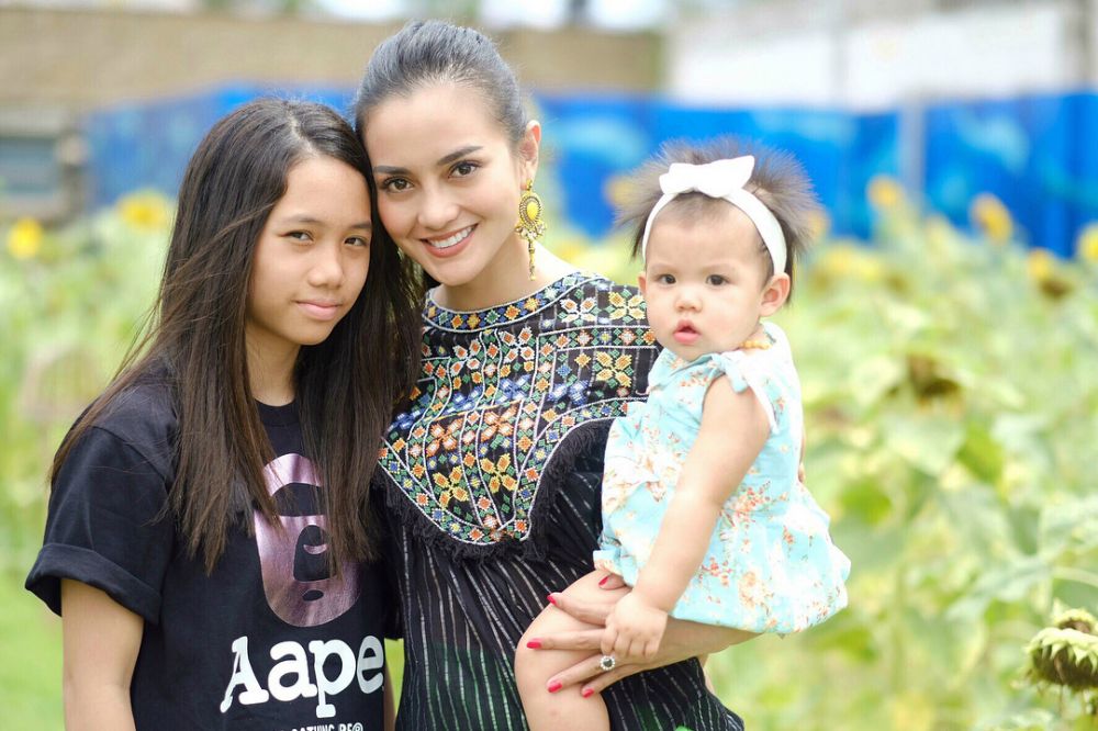 Pilih menjanda selamanya, ini 10 gaya Ririn Ekawati jadi single parent