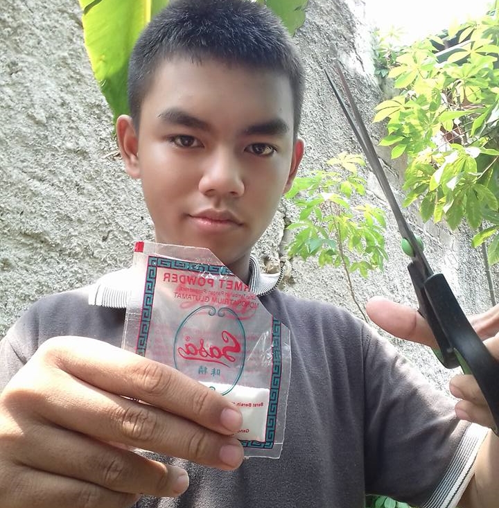 Aksi cowok tenggak micin ini bikin warganet geleng-geleng kepala