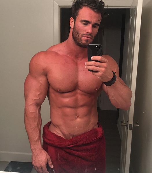 7 Gaya Calum Von Moger, pemeran Arnold Schwarzenegger di film Bigger