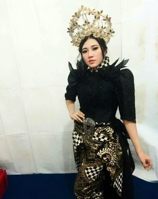 7 Seleb ini pakai hiasan kepala yang cetar membahana, kecean siapa?