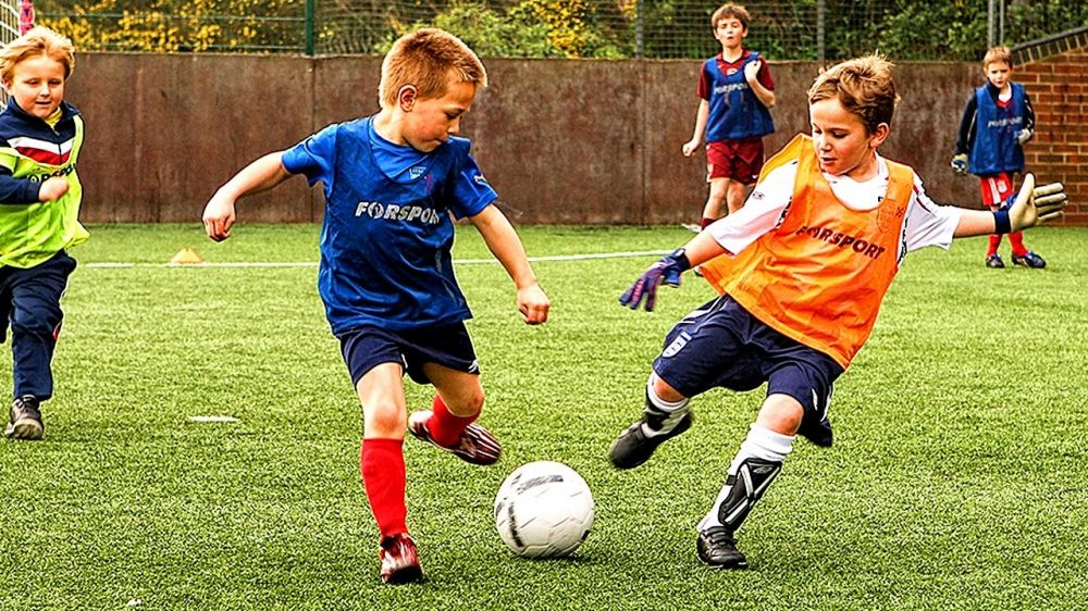 5 Manfaat sepak bola bagi pribadi anak menurut ahli, tak sekadar sehat