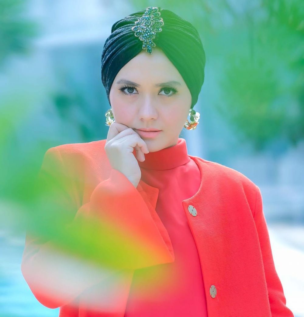 10 Bukti istri Eko Patrio penampilannya tak kalah cetar dari Syahrini