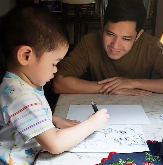 10 Potret kebersamaan Dude Harlino dan buah hati, ayah idaman banget