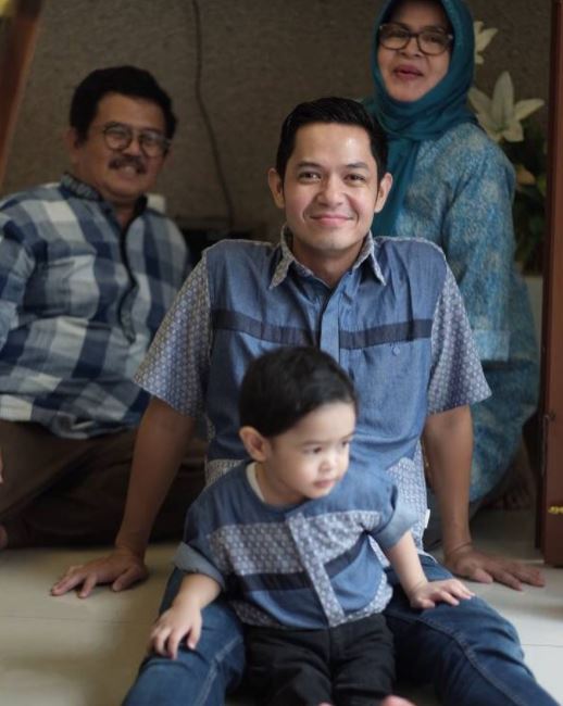 10 Potret kebersamaan Dude Harlino dan buah hati, ayah idaman banget