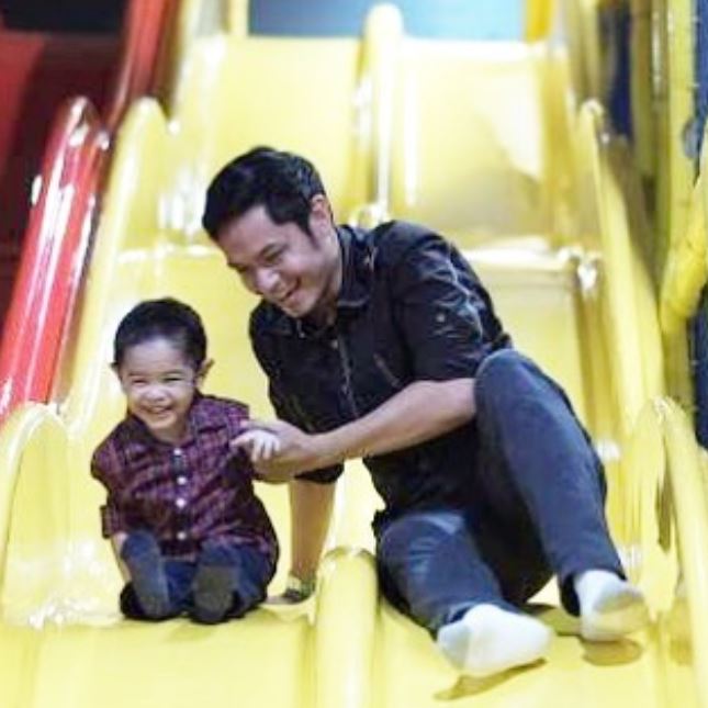 10 Potret kebersamaan Dude Harlino dan buah hati, ayah idaman banget
