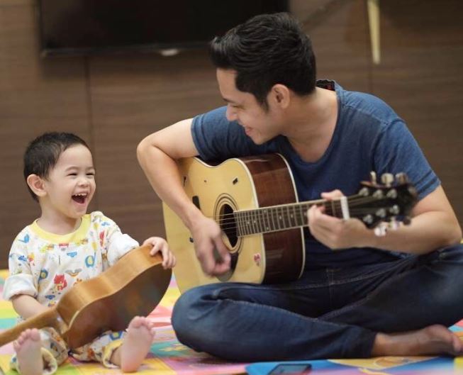 10 Potret kebersamaan Dude Harlino dan buah hati, ayah idaman banget