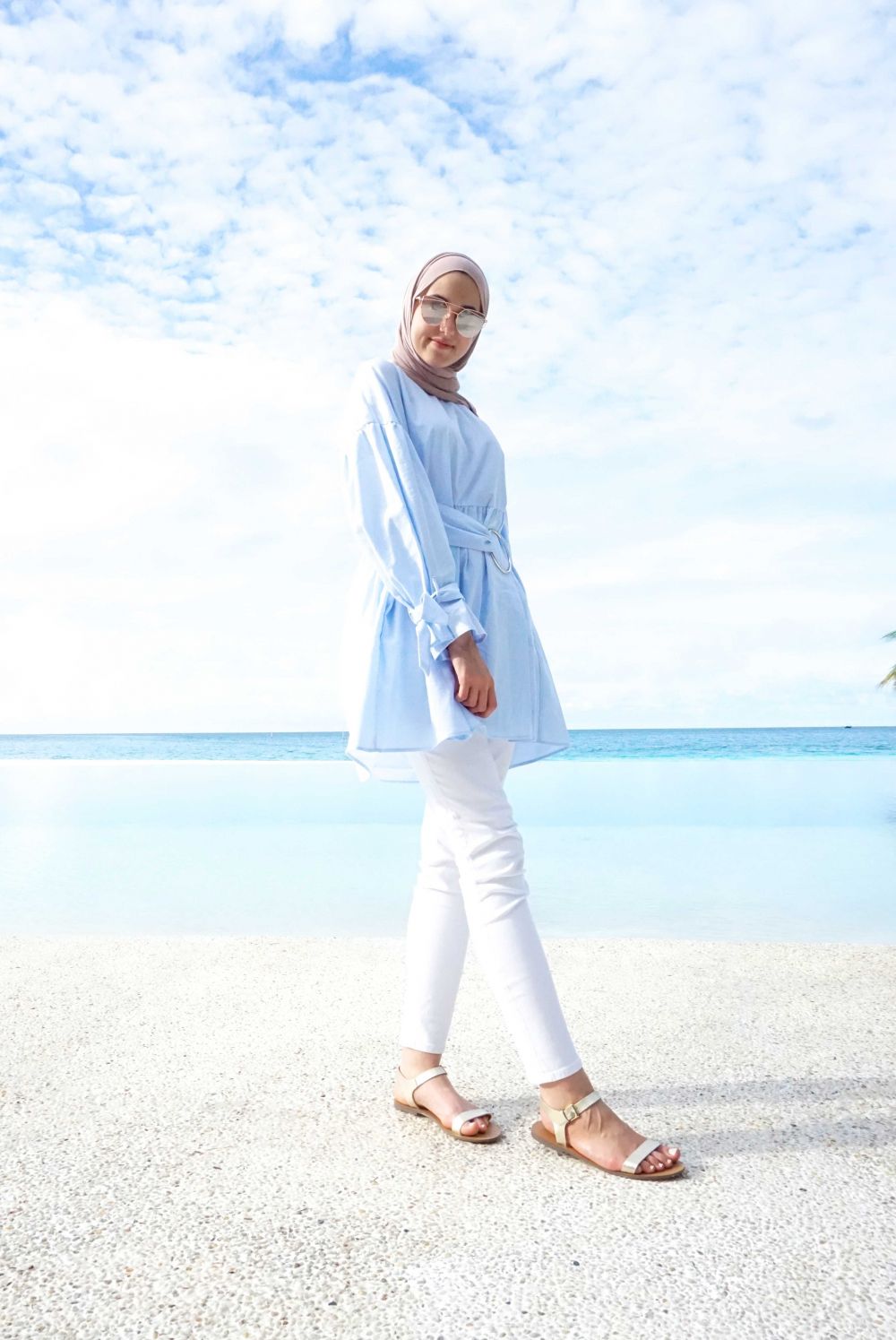 8 Ide outfit hijaber untuk ke pantai yang nyaman simpel