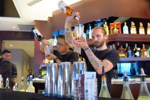 Begini gaya bartender kelas dunia meracik minuman, nggak asal tuang