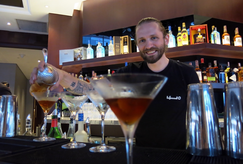 Begini gaya bartender kelas dunia meracik minuman, nggak asal tuang 