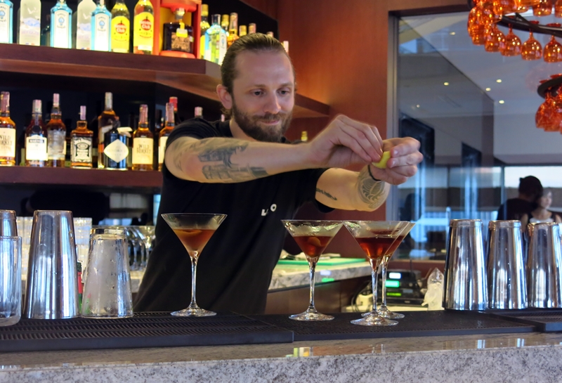 Begini gaya bartender kelas dunia meracik minuman, nggak asal tuang 