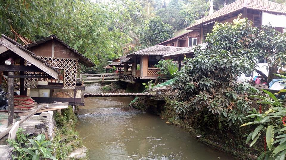 Unik banget, rumah makan ini ajak pengunjungnya makan di tengah sungai