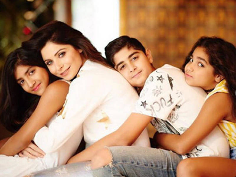 Jadi orangtua tunggal, 10 aktris Bollywood ini dijuluki ibu idaman