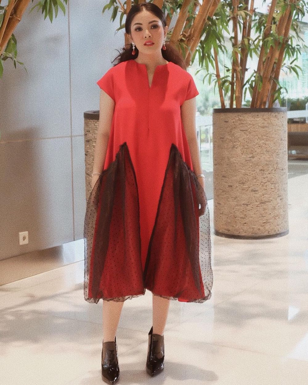 Sering dinyinyiri, ini 8 pakaian unik yang pernah dipakai Nindy Ayunda