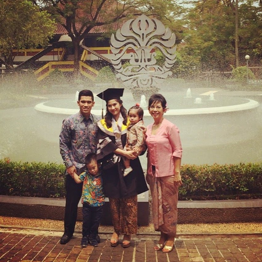 7 Seleb ini lanjut kuliah meski sudah menikah, inspiratif nih