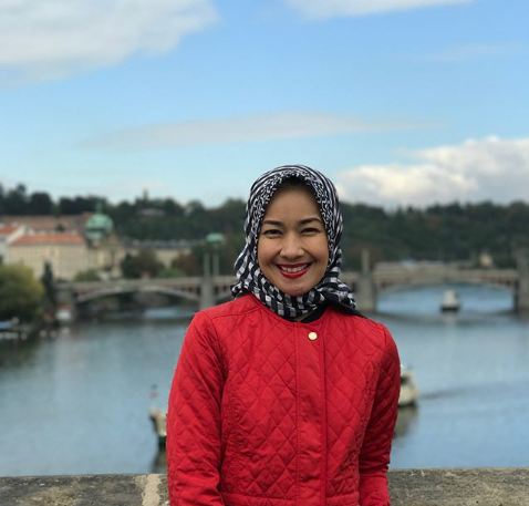 7 Seleb ini lanjut kuliah meski sudah menikah, inspiratif nih