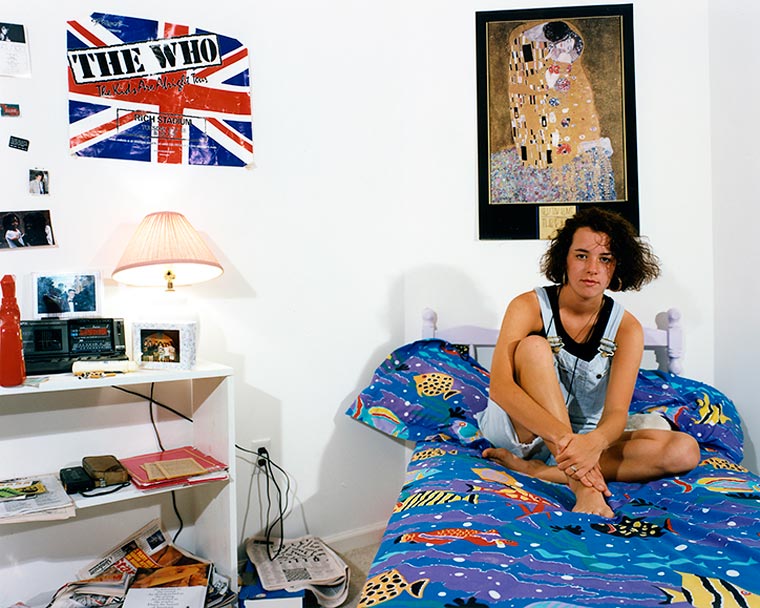 10 Penampakan kamar anak muda tahun 90an, poster artis bertebaran