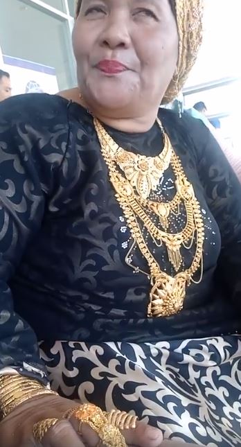 Ibu ini pakai perhiasan lebih dari 1 kg, pengakuannya bikin terkejut