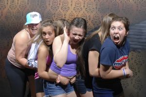 20 Ekspresi tak terduga orang saat masuk rumah hantu, kocak banget nih