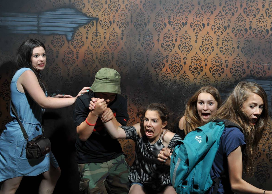 20 Ekspresi tak terduga orang saat masuk rumah hantu, kocak banget nih