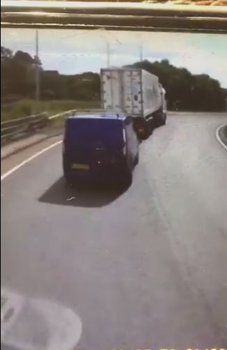 Dashcam rekam mobil malang yang tertimpa truk kontainer di jalan raya