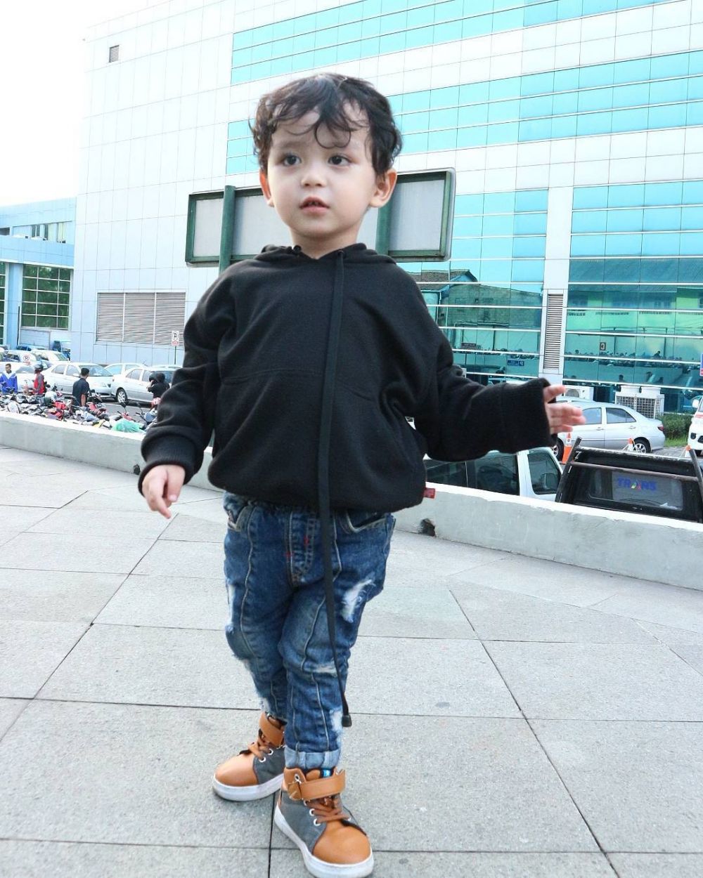 10 Gaya Faiz Syarif, abang Naura Alaydrus yang nggak kalah ngegemesin