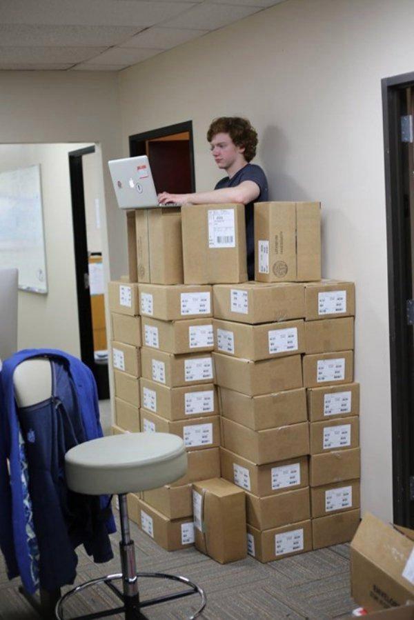 10 Tingkah lucu pekerja kantoran ini bikin hari kerjamu nggak tegang