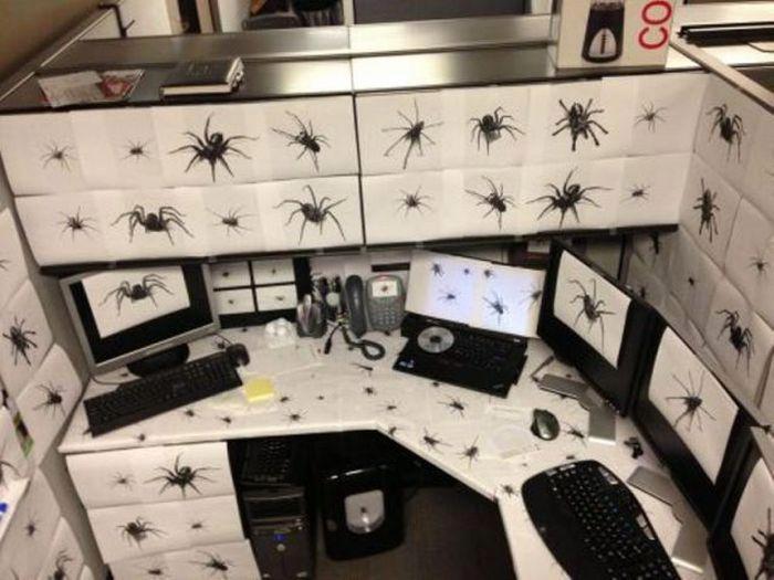 10 Tingkah lucu pekerja kantoran ini bikin hari kerjamu nggak tegang