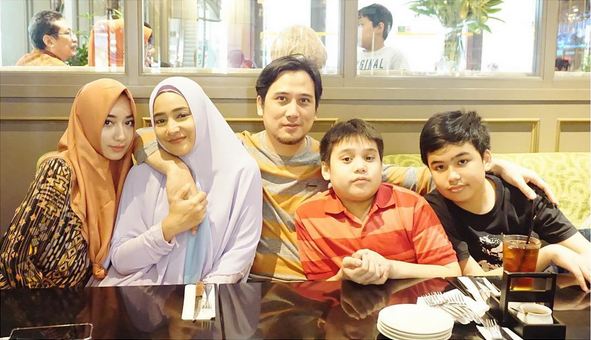 7 Aktor Indonesia ini adu akting dengan anaknya, mau nularin ilmu ya