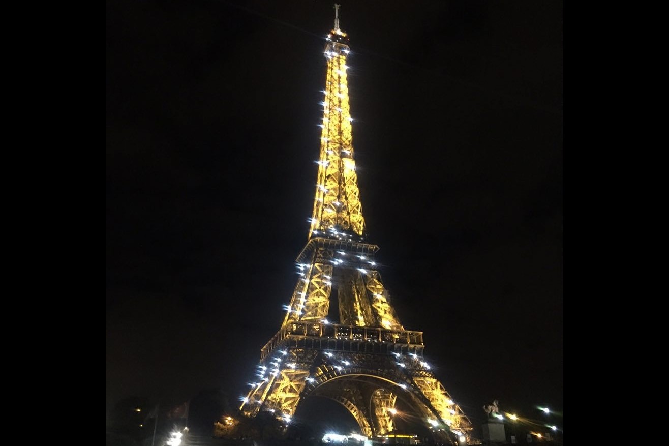 Wisatawan dilarang foto di Menara Eiffel pada malam hari, kenapa?