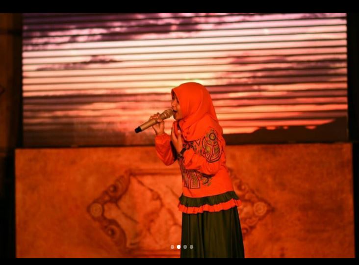 8 Gaya Sharla, penyanyi yang lantunan shalawatnya bikin Agnez Mo kagum