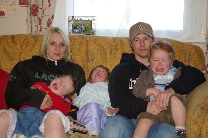 15 Momen canggung saat foto keluarga ini bikin ketawa kaku