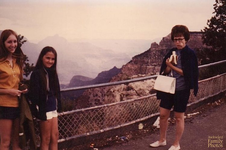 15 Momen canggung saat foto keluarga ini bikin ketawa kaku