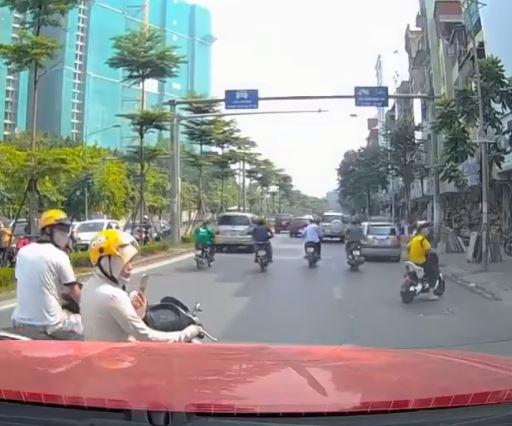 Aksi wanita main HP di tengah jalan ini bikin gemes, ada-ada saja