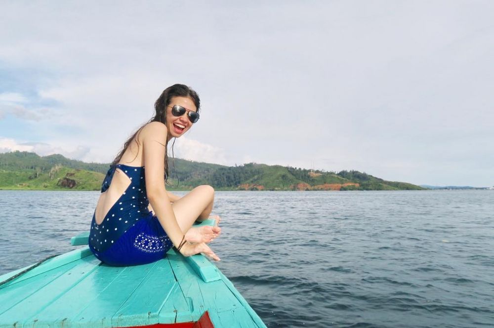 10 Seleb cantik ini berani pamer punggung mulus, bikin panas dingin