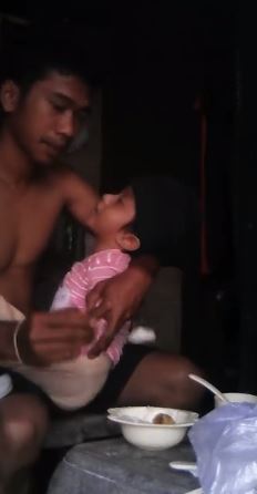 Suapi anaknya yang sakit, curhat ayah single parent ini mengharukan