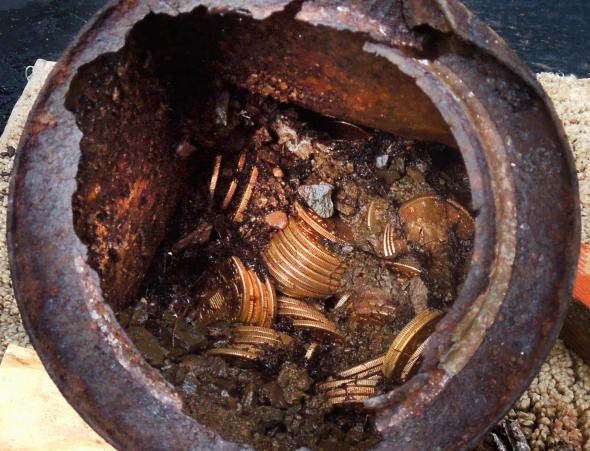 10 Benda tak terduga ditemukan di halaman belakang, ada uang sekarung